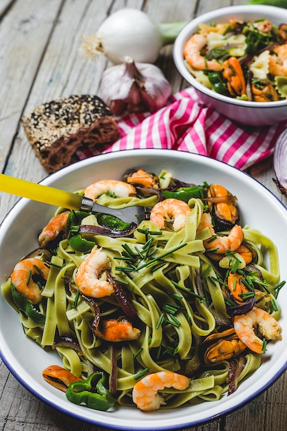 Tagliatelle verdi con frutti di mare.