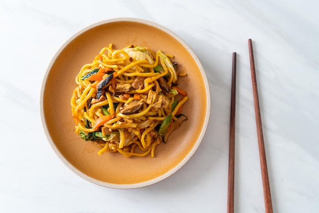 Tagliatelle yakisoba saltate in padella con verdure in stile vegano