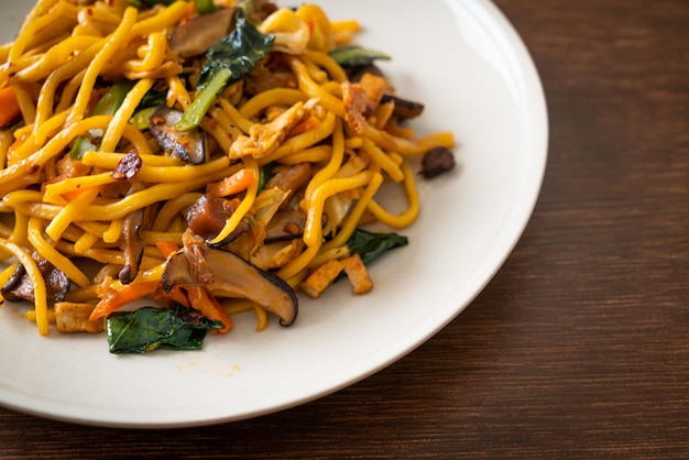 Tagliatelle yakisoba saltate in padella con verdure in stile vegano