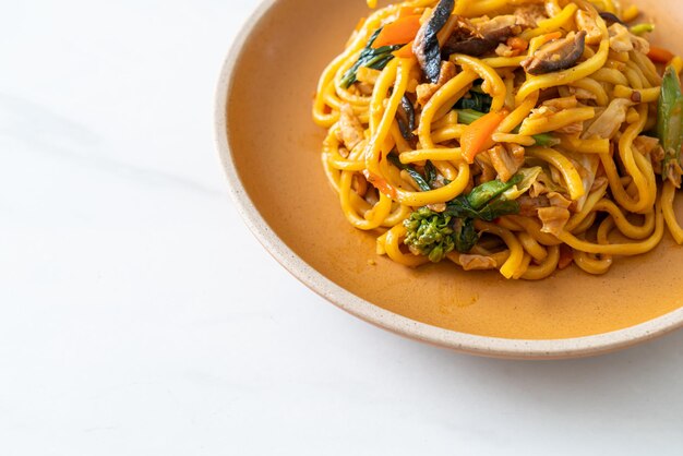 Tagliatelle yakisoba saltate in padella con verdure in stile vegano