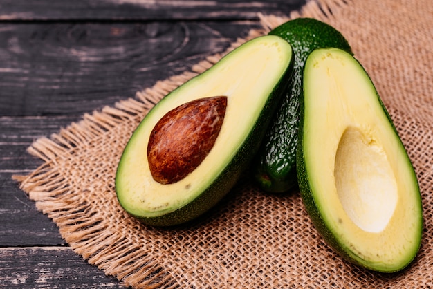 Tagliato da avocado su uno sfondo scuro