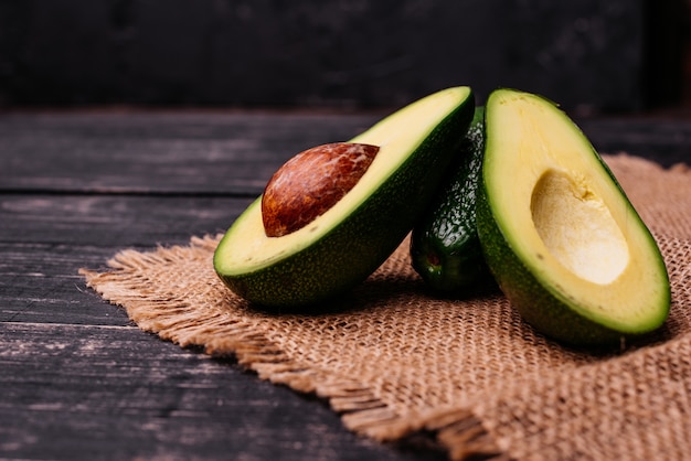 Tagliato da avocado su uno sfondo scuro