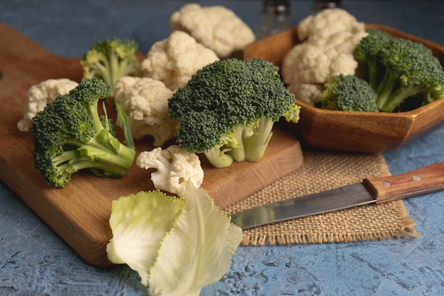 Tagliere con broccoli freschi e cavolfiore