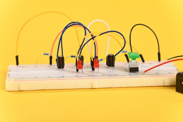 Tagliere con circuito multivibratore ad elementi elettrici