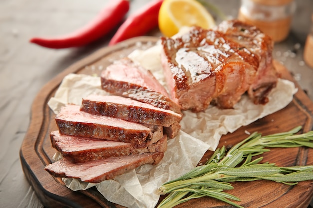 Tagliere con gustosa bistecca alla griglia