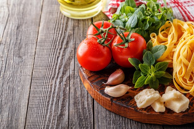 Tagliere con il fuoco selettivo degli ingredienti