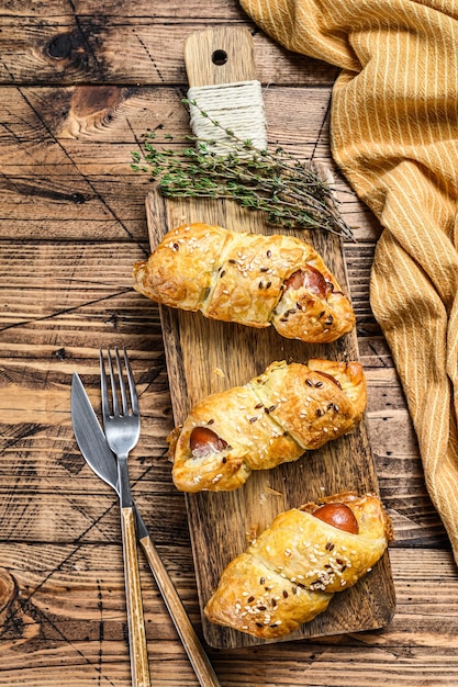 Tagliere con involtini di salsiccia nell'impasto