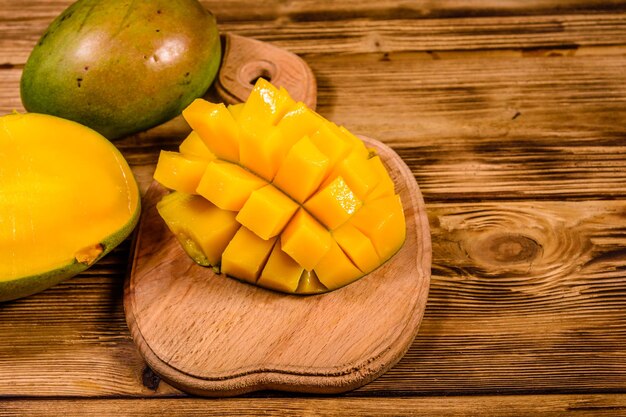 Tagliere con mango tritato su un tavolo di legno