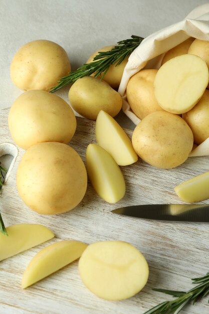 Tagliere con patate novelle saporite, primo piano