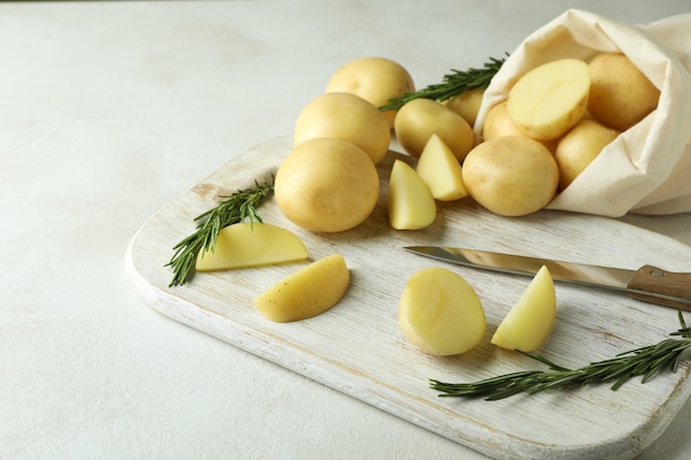 Tagliere con patate novelle saporite, primo piano