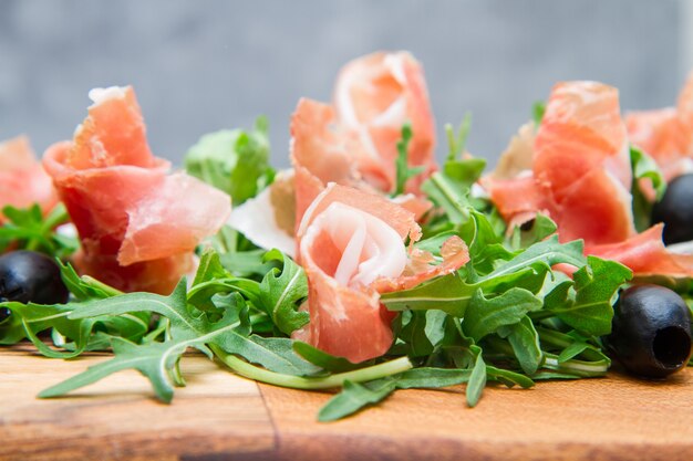 Tagliere con rucola e prosciutto crudo