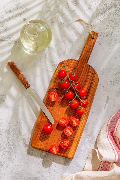 Tagliere da cucina con pomodori interi e tagliati Concetto di cucina casalinga