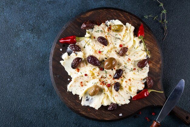 Tagliere di burro alla moda fatto in casa con erbe e pane Tagliere di burro con erbe e olive Cibo alla moda Antipasto alla moda