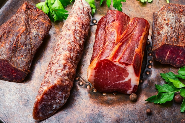 Tagliere di carne all'italiana.Salumi e salumi.Carne affumicata
