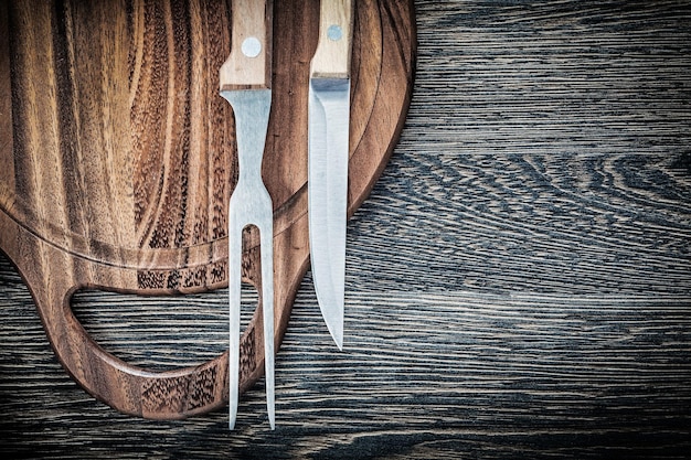 Tagliere di legno del coltello della forcella della carne su fondo di legno