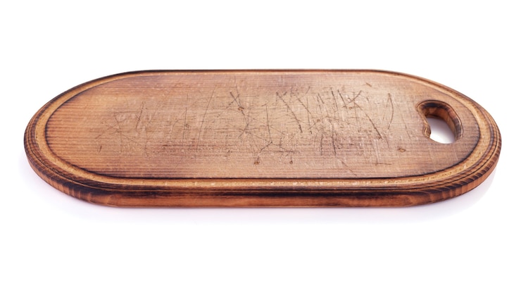 Foto tagliere di legno o vassoio isolato su sfondo bianco