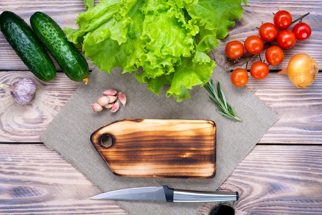 Tagliere di legno su un tavolo di legno