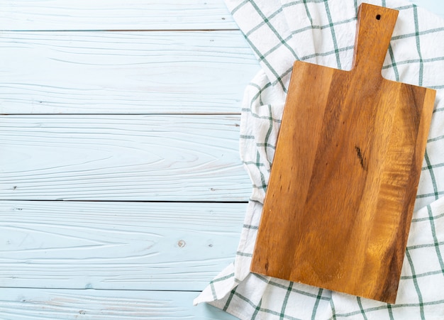 tagliere di legno vuoto con panno da cucina