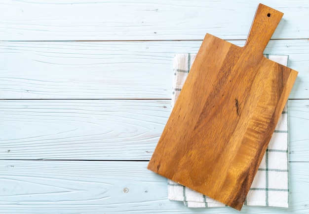 tagliere di legno vuoto con panno da cucina