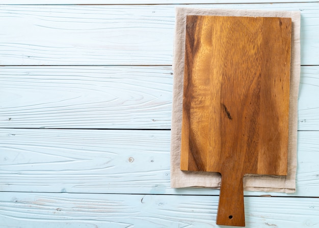 tagliere di legno vuoto con panno da cucina