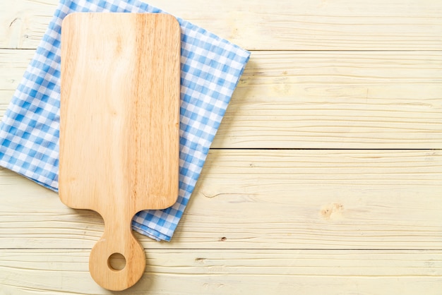 tagliere di legno vuoto con panno da cucina