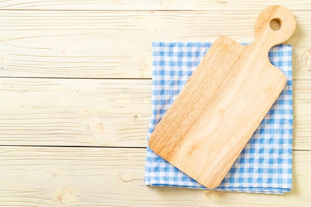 tagliere di legno vuoto con panno da cucina