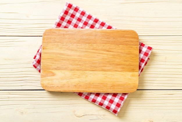 tagliere di legno vuoto con panno da cucina