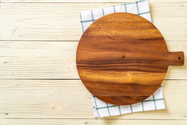 tagliere di legno vuoto con panno da cucina