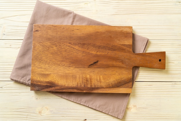 tagliere di legno vuoto con panno da cucina