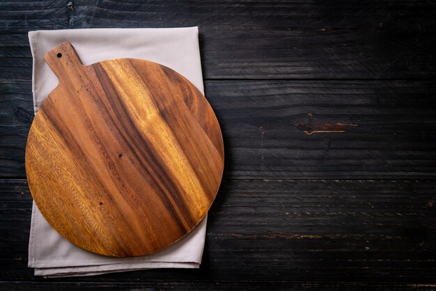 tagliere di legno vuoto con panno da cucina