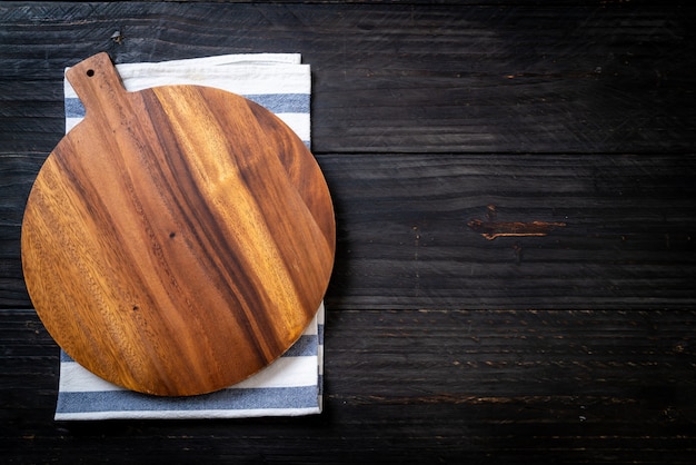 tagliere di legno vuoto con panno da cucina