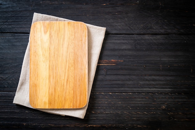 tagliere di legno vuoto con panno da cucina