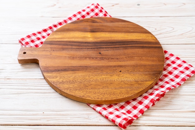 tagliere di legno vuoto con panno da cucina