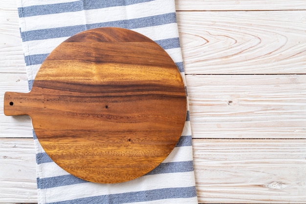 tagliere di legno vuoto con panno da cucina