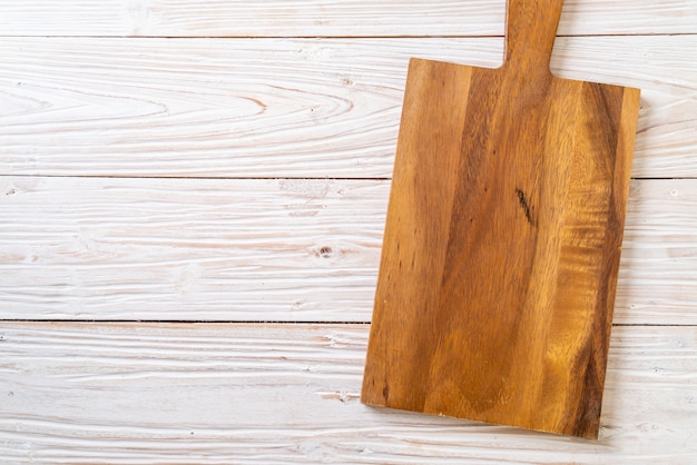 tagliere di legno vuoto con panno da cucina