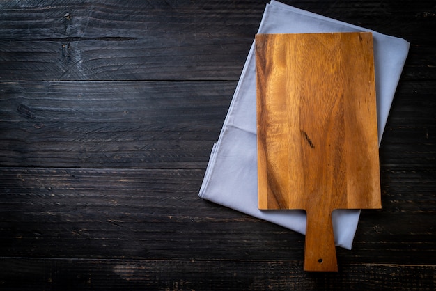 tagliere di legno vuoto con panno da cucina