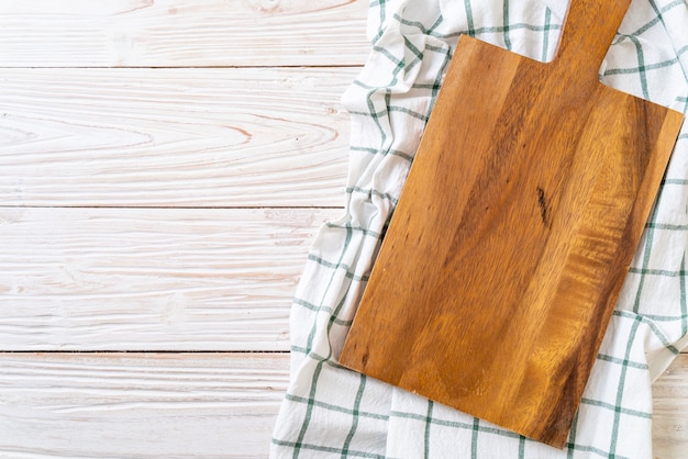 tagliere di legno vuoto con panno da cucina