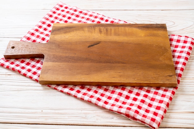 tagliere di legno vuoto con panno da cucina