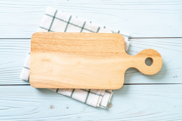 tagliere di legno vuoto con panno da cucina