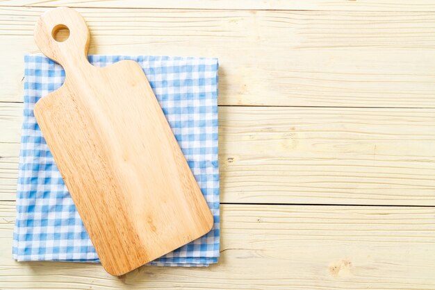 tagliere di legno vuoto con panno da cucina