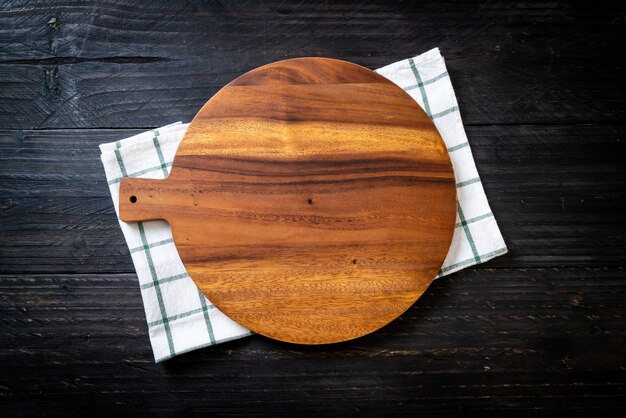 tagliere di legno vuoto con panno da cucina