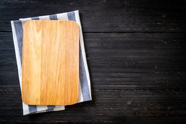 tagliere di legno vuoto con panno da cucina