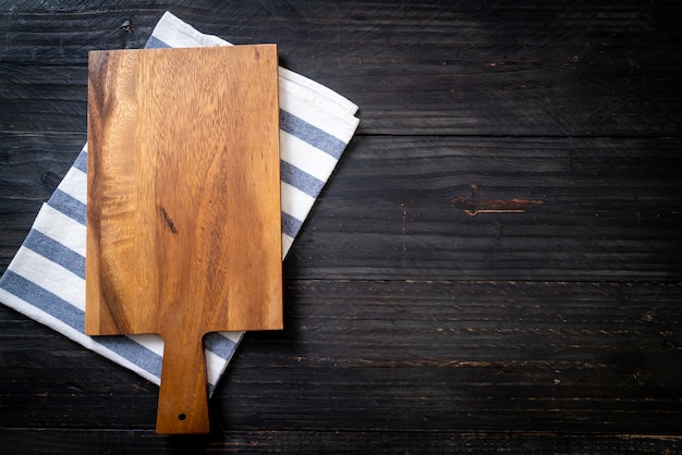 tagliere di legno vuoto con panno da cucina