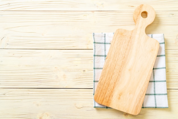 tagliere di legno vuoto con panno da cucina