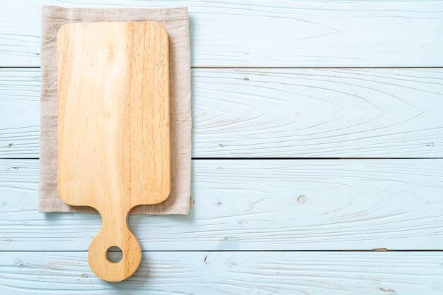 tagliere di legno vuoto con panno da cucina