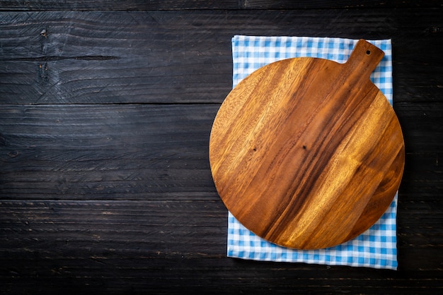 tagliere di legno vuoto con panno da cucina