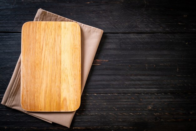 tagliere di legno vuoto con panno da cucina