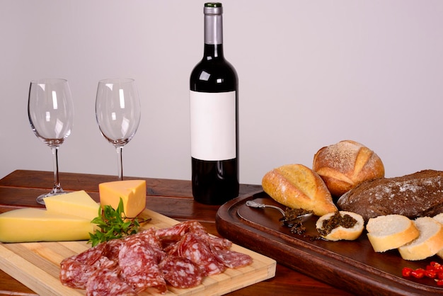 Tagliere di Salumi e Formaggi, Pane, Chimichurri e Vino Rosso