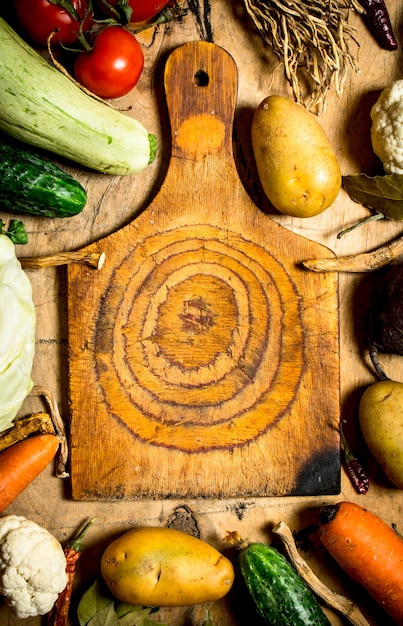 Tagliere e ingredienti per cucinare la zuppa