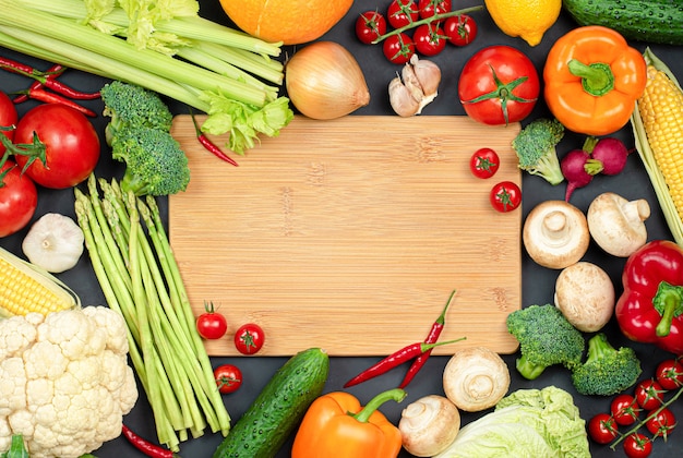 Tagliere e tante verdure diverse per cucinare